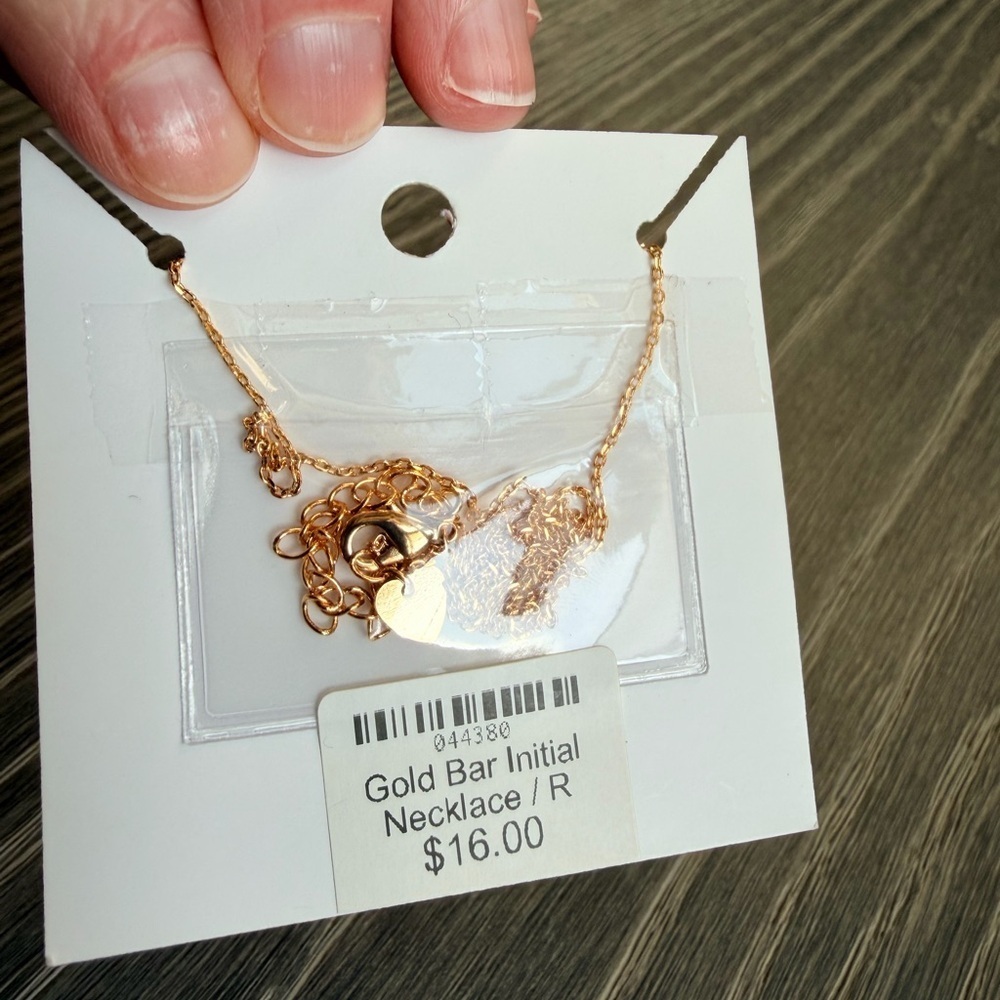 Gold Bar Initial Necklace "R" - Picture 3 of 3